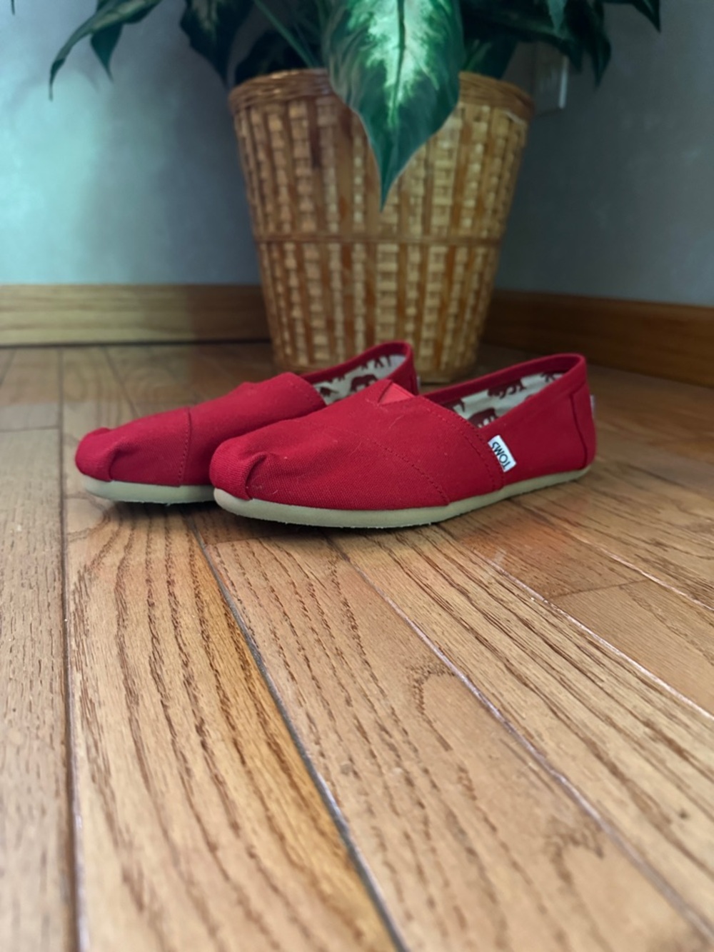 Toms Women’s Never Worn Slip-On Moccasins in Red Canvas